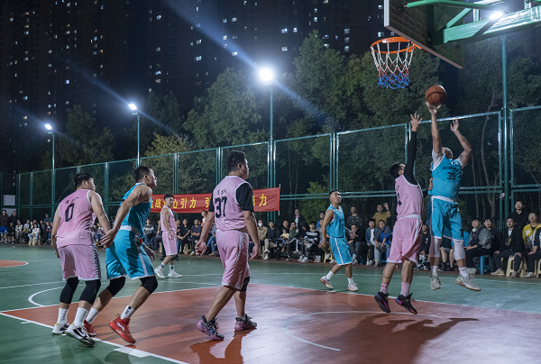 NBA直播吧APP是專為全球籃球迷設(shè)計(jì)的一款綜合性應(yīng)用，旨在提供各類NBA賽事直播及最新籃球資訊。該APP具有豐富的賽事資源，包括NBA常規(guī)賽、季后賽和總決賽等，用戶可隨時(shí)隨地體驗(yàn)高清流暢的直播服務(wù)，自上線以來備受籃球愛好者的歡迎。